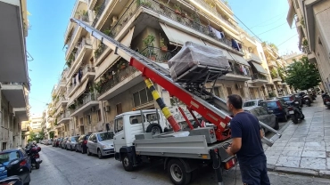 Ανυψωτικό μετακομίσεων ανεβάζει καναπέ σε πολυκατοικία στην Αθήνα