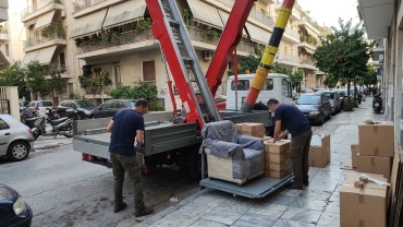 Φόρτωση κουτιών στην πλατφόρμα ανυψωτικού μετακομίσεων στην Αθήνα