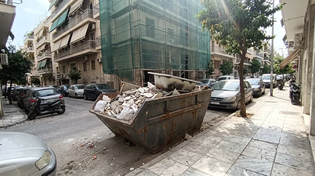 Κάδοι και containers για απόρριψη μπαζών στην Αθήνα
